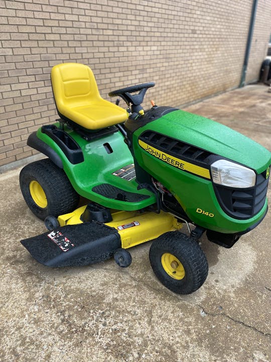 John Deere D140