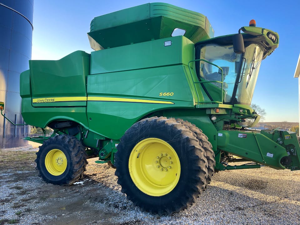 John Deere S660