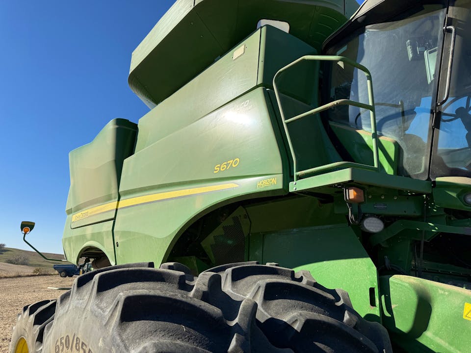 John Deere S670