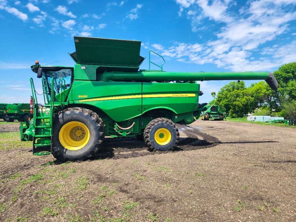 John Deere S690