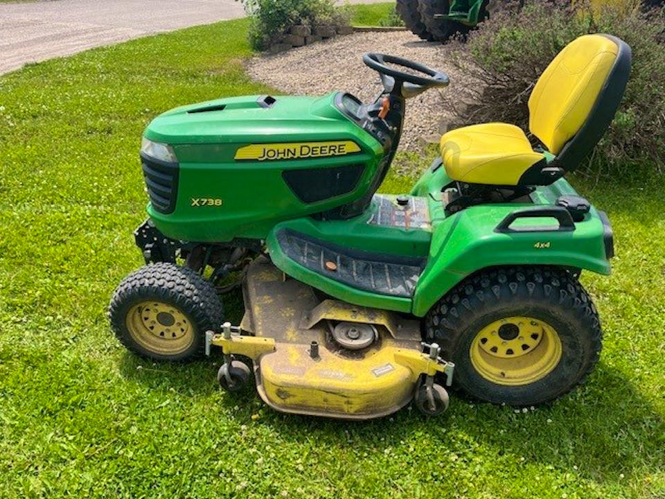 John Deere X738