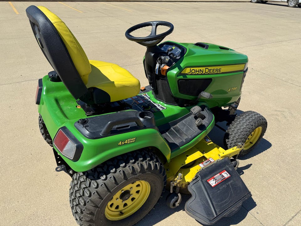 John Deere X739