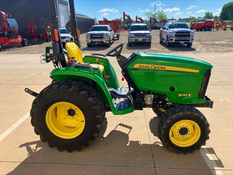 John Deere 3032E