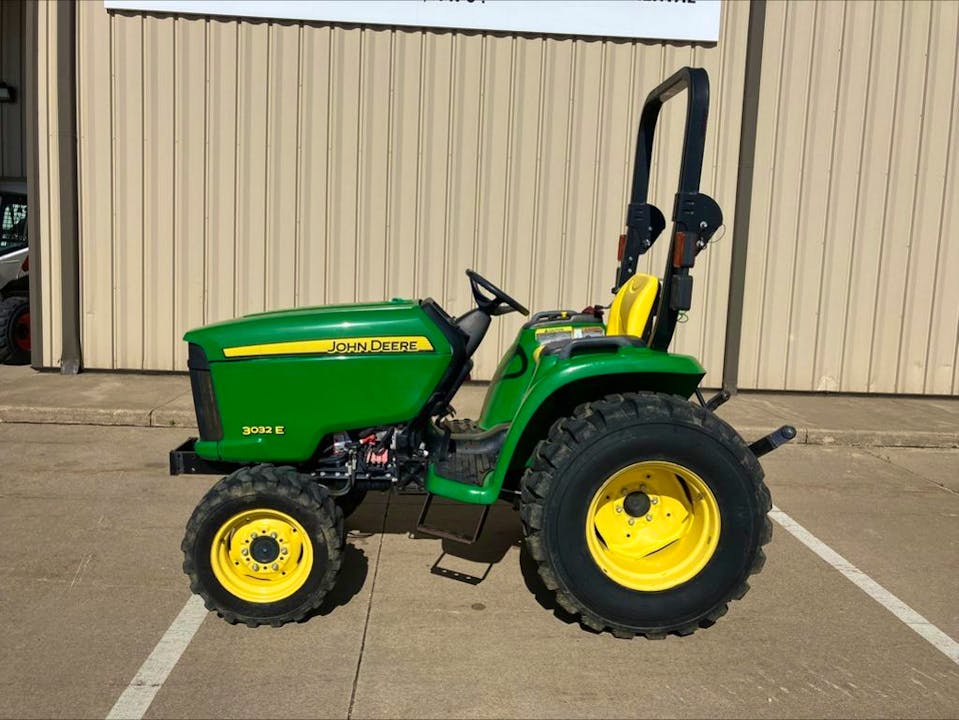 John Deere 3032E