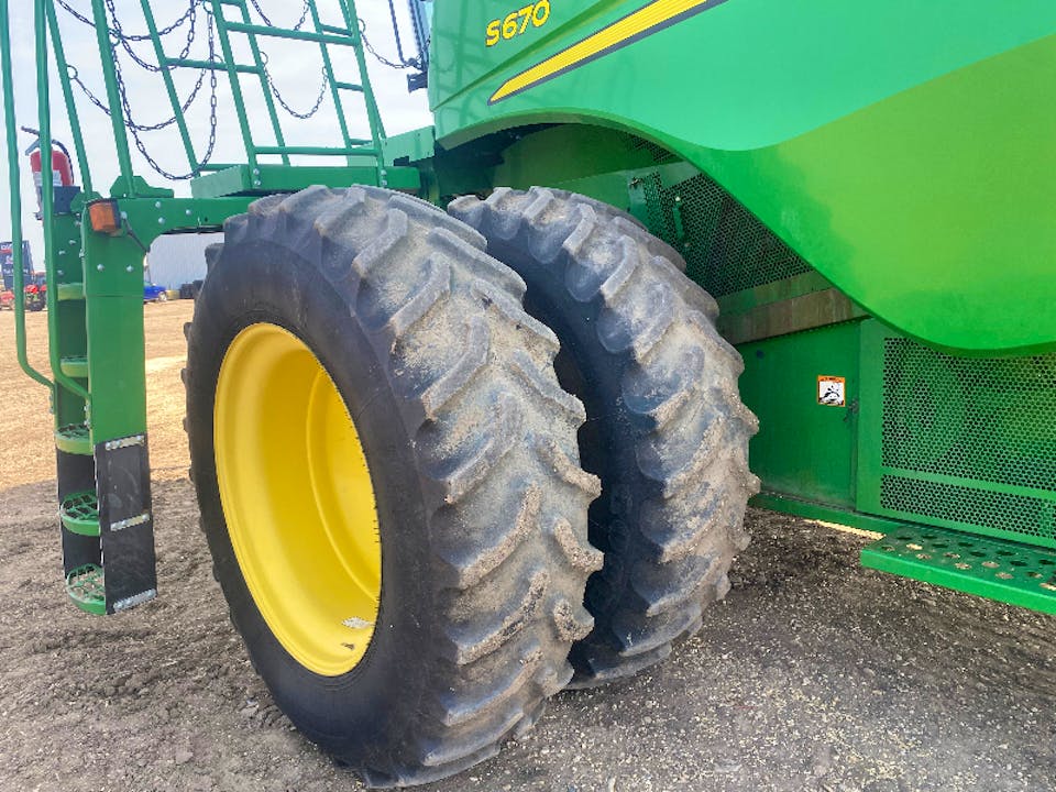 John Deere S670