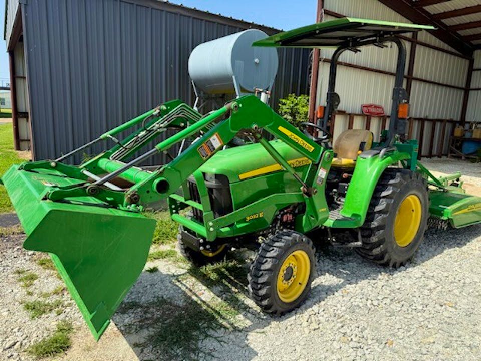 John Deere 3032E