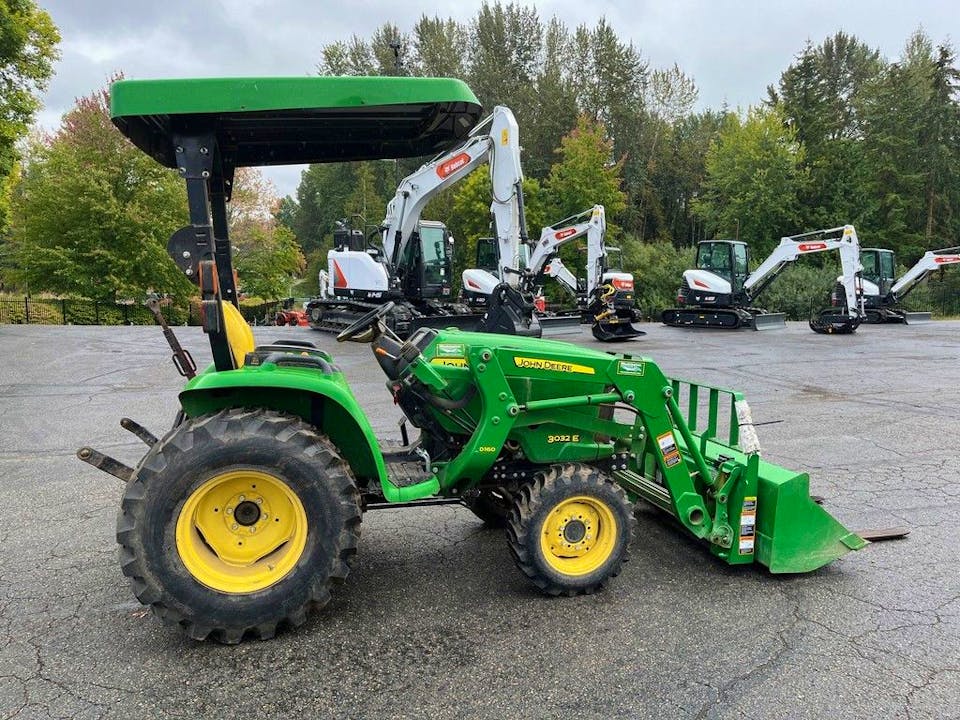 John Deere 3032E