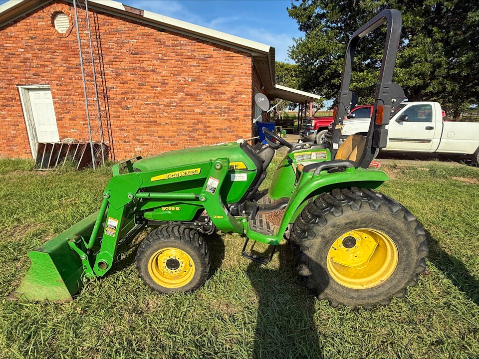 John Deere 3038E