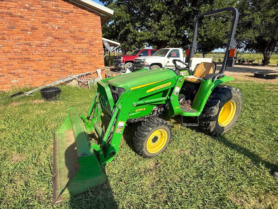 John Deere 3038E