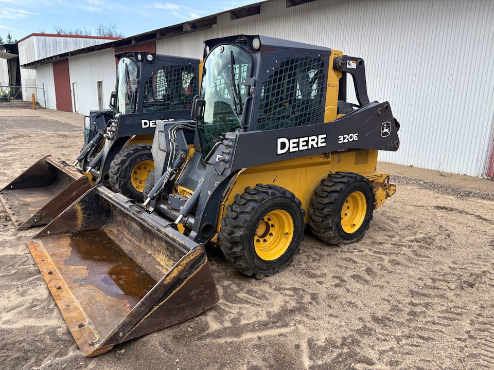John Deere 320E