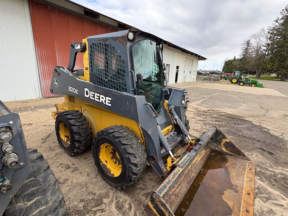 John Deere 320E