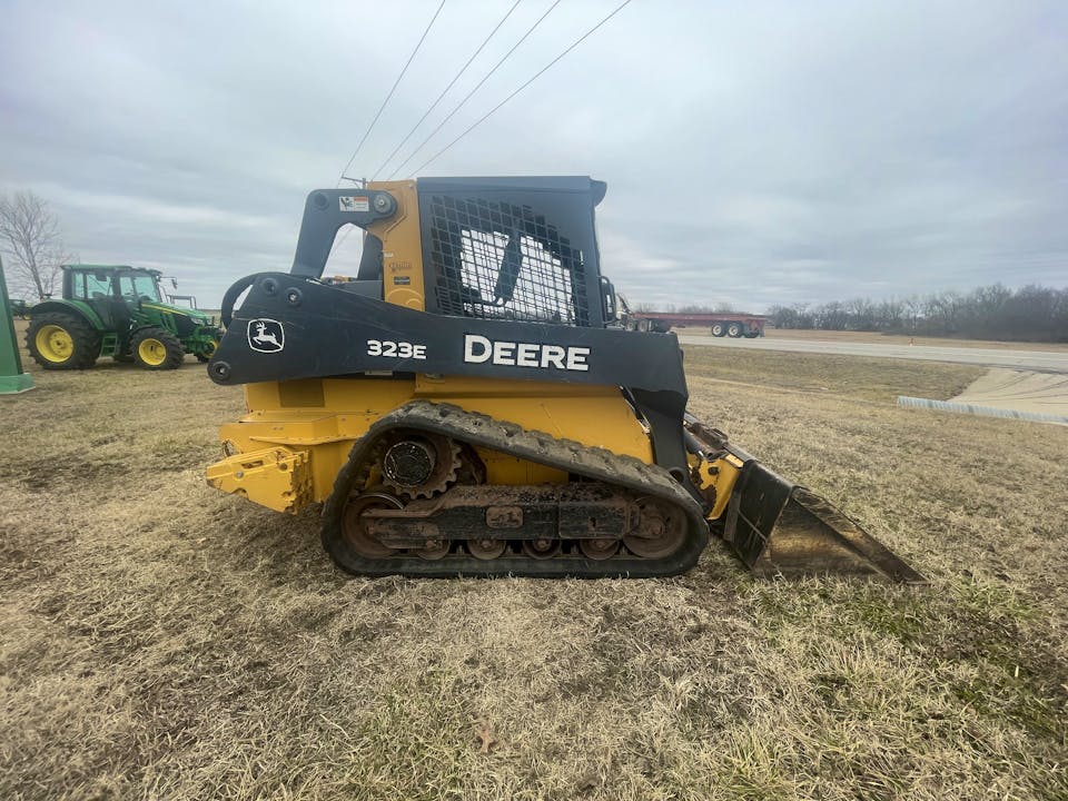 John Deere 323E
