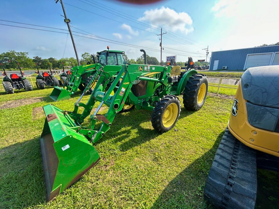 John Deere 5055E