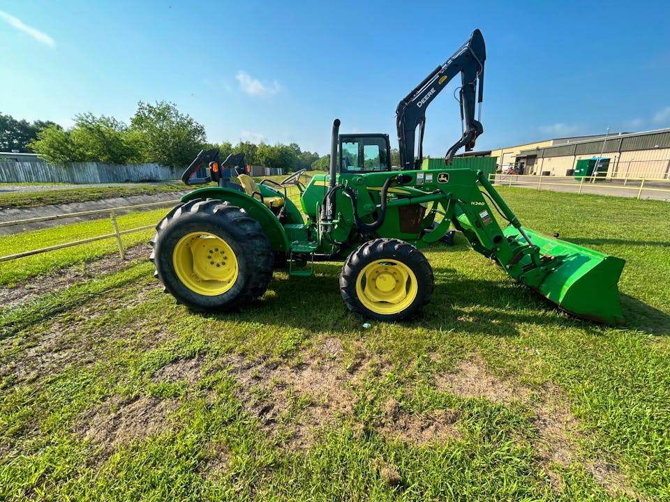 John Deere 5055E