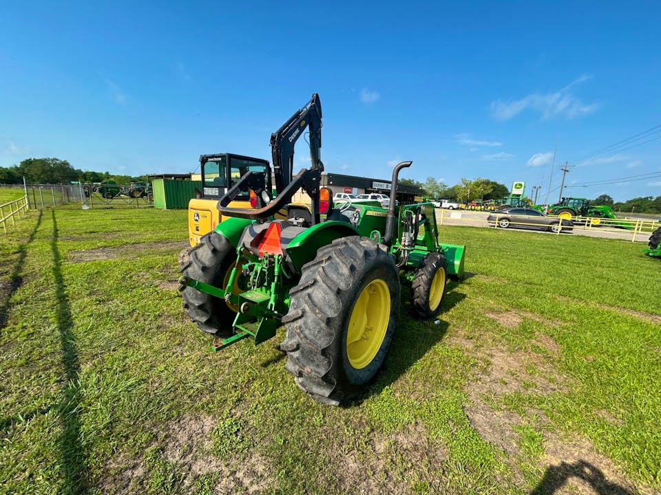 John Deere 5055E
