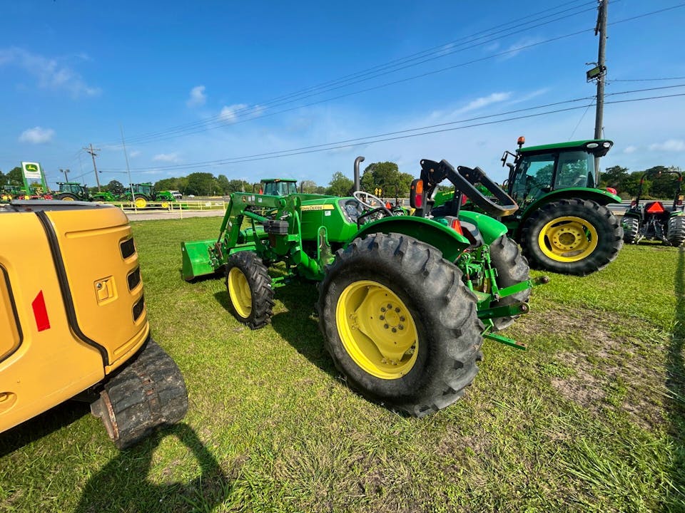John Deere 5055E