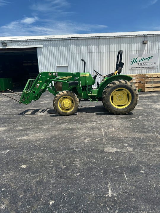 John Deere 5055E