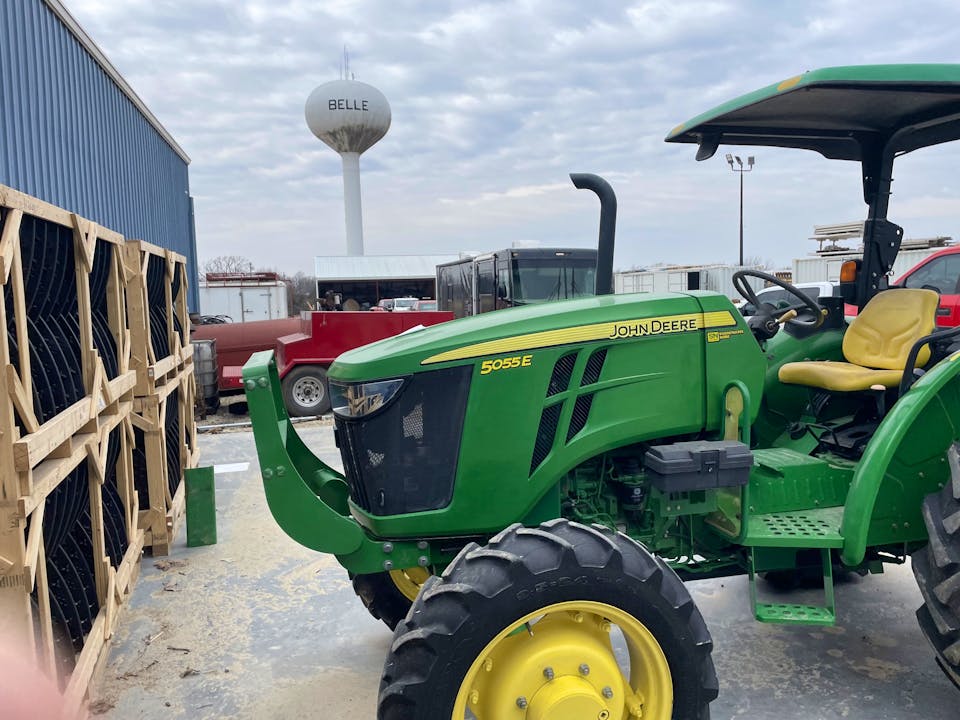 John Deere 5055E