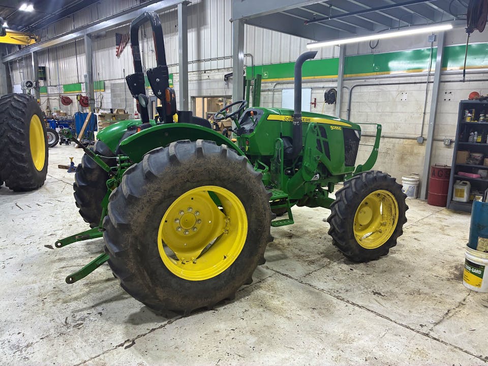 John Deere 5055E
