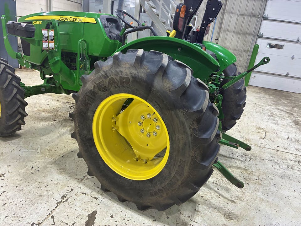 John Deere 5055E