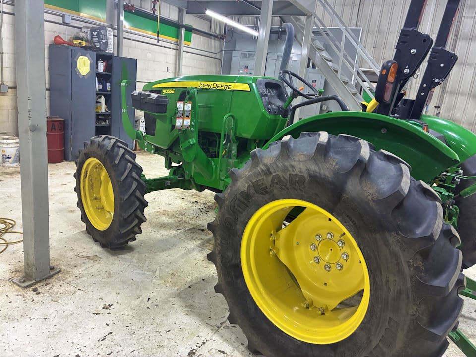 John Deere 5055E