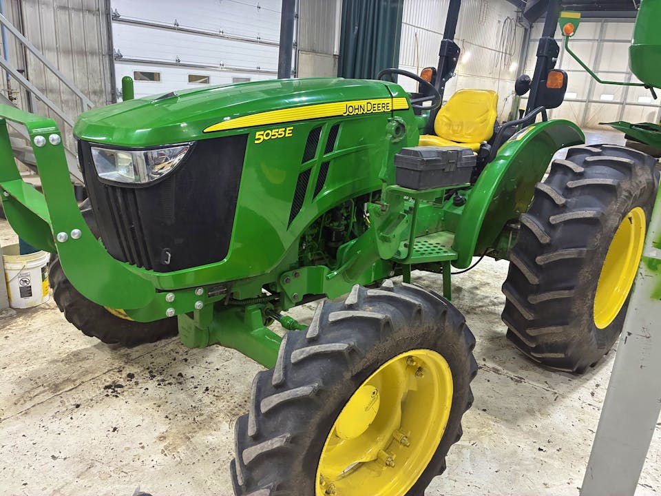 John Deere 5055E