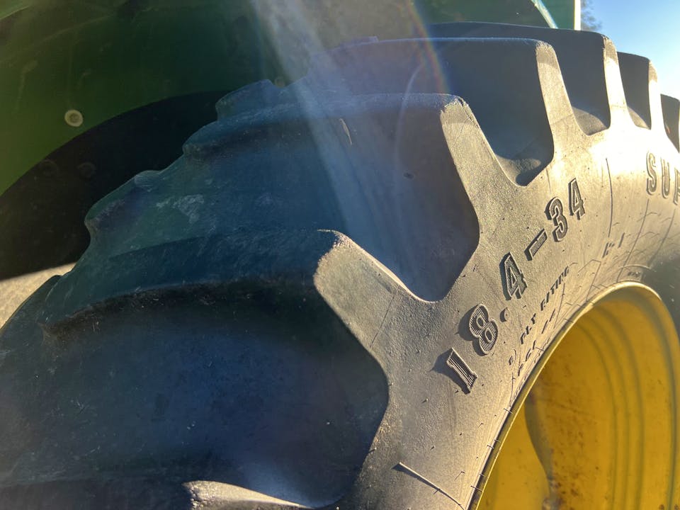 John Deere 6105D