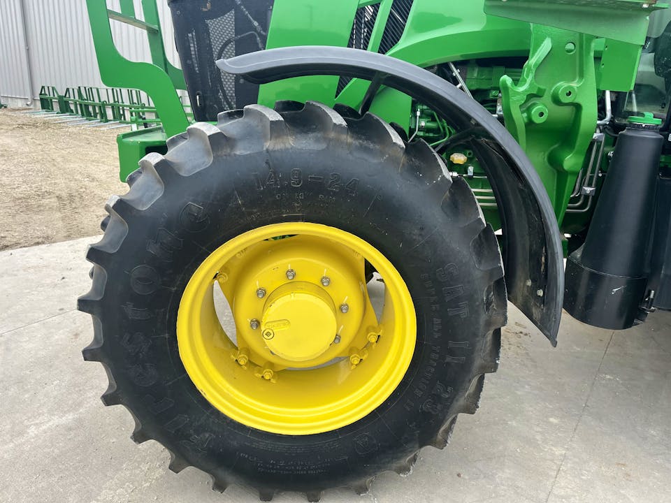 John Deere 6105D