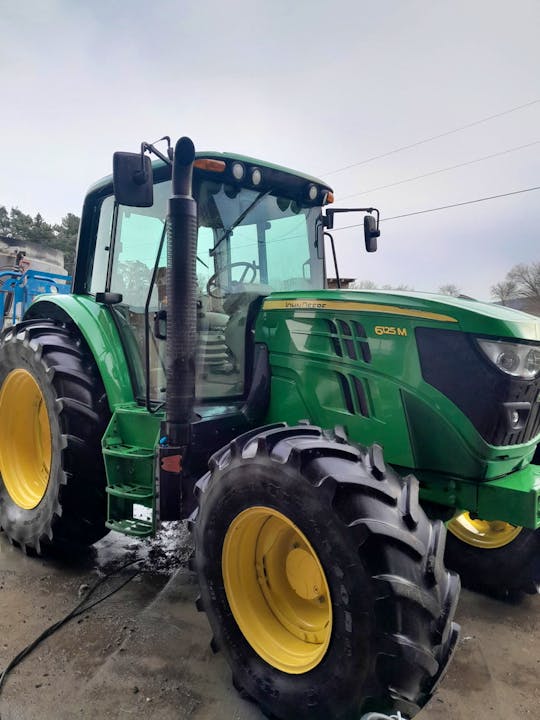 John Deere 6125M