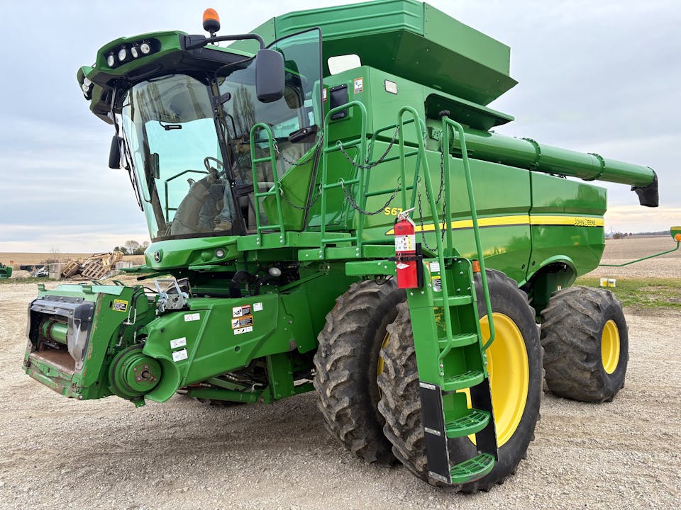 John Deere S670