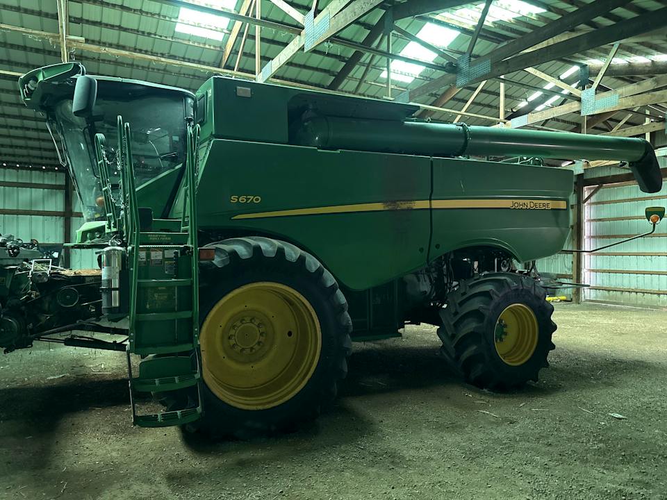 John Deere S670