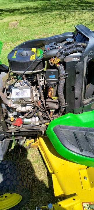 John Deere X738