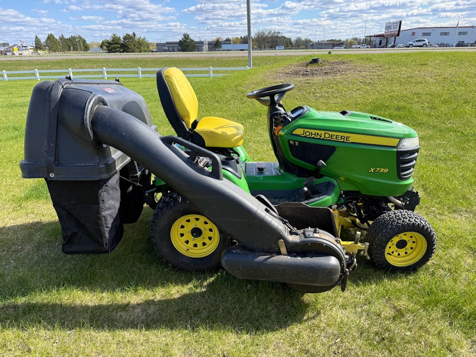 John Deere X739