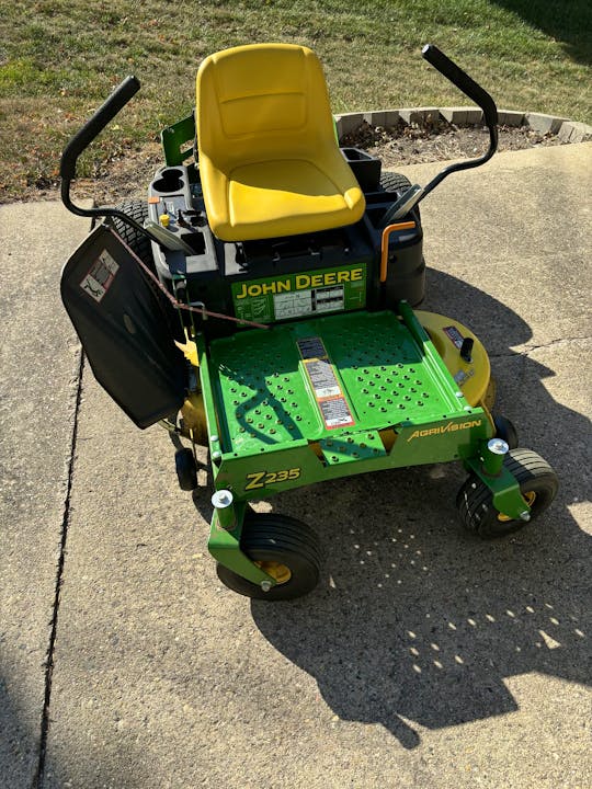 John Deere Z235