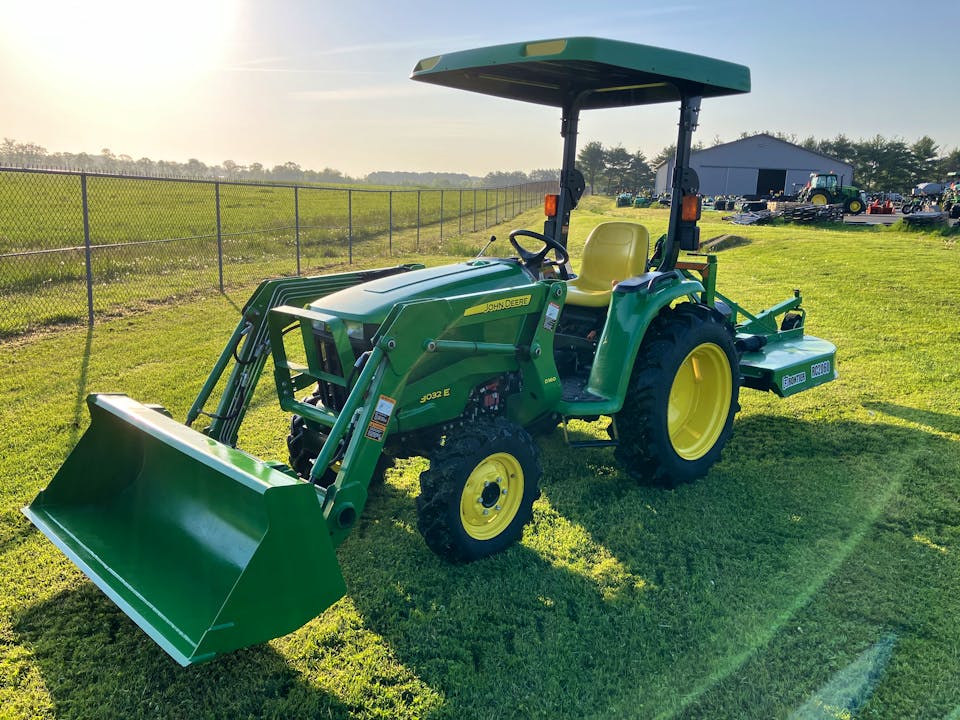John Deere 3032E