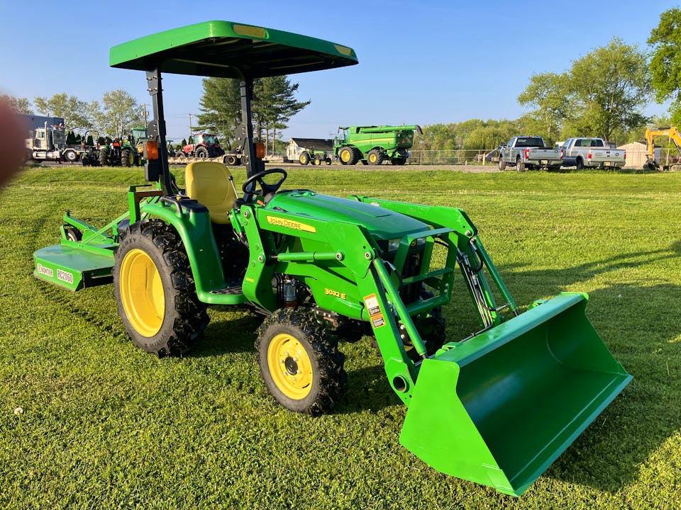John Deere 3032E