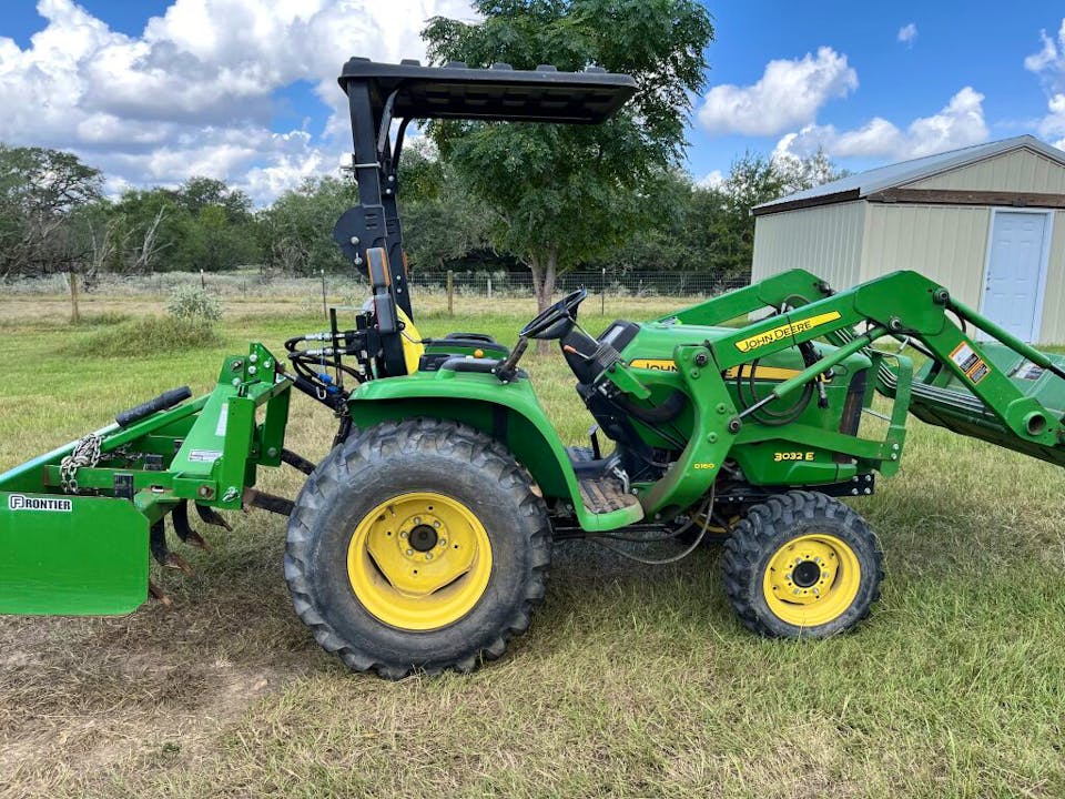 John Deere 3032E