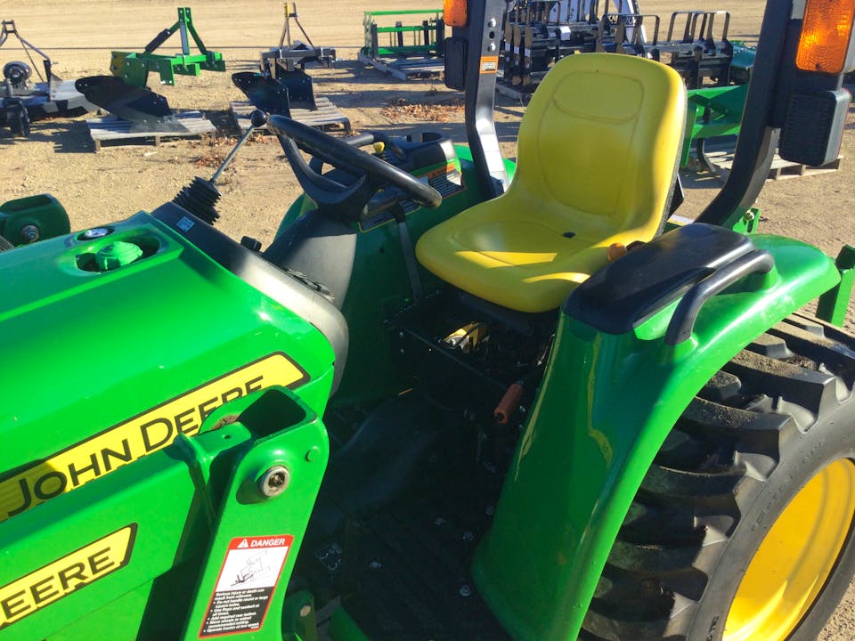 John Deere 3032E
