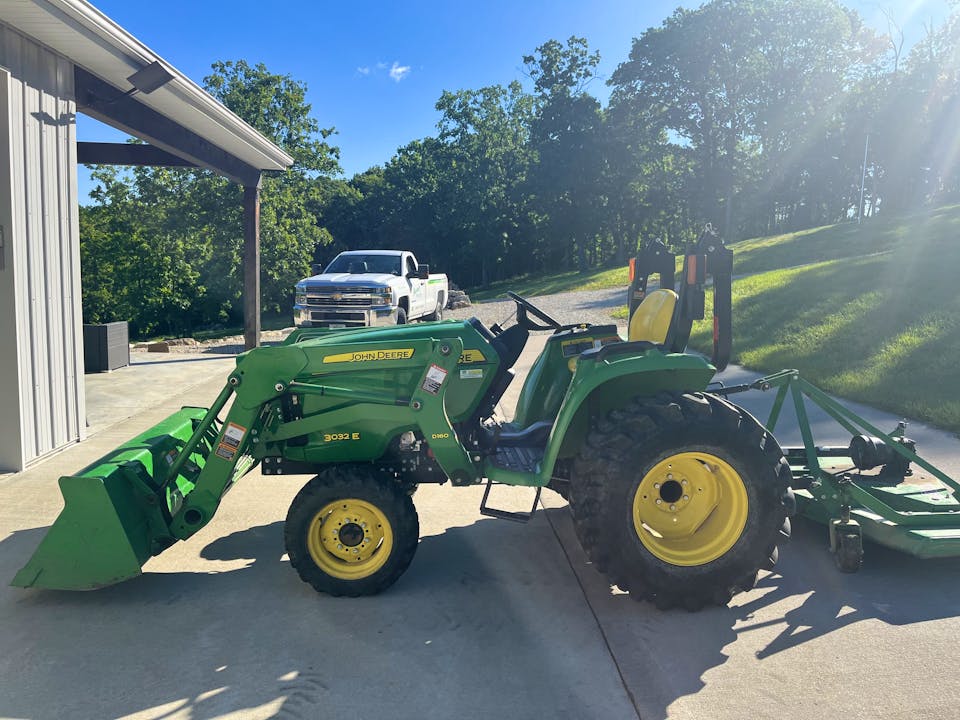John Deere 3032E