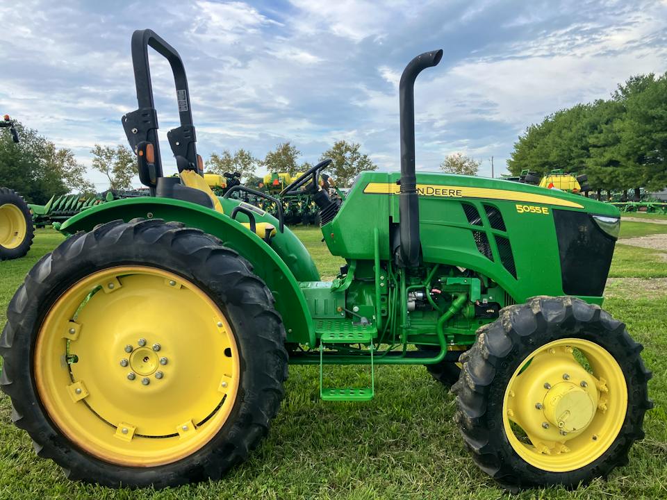 John Deere 5055E