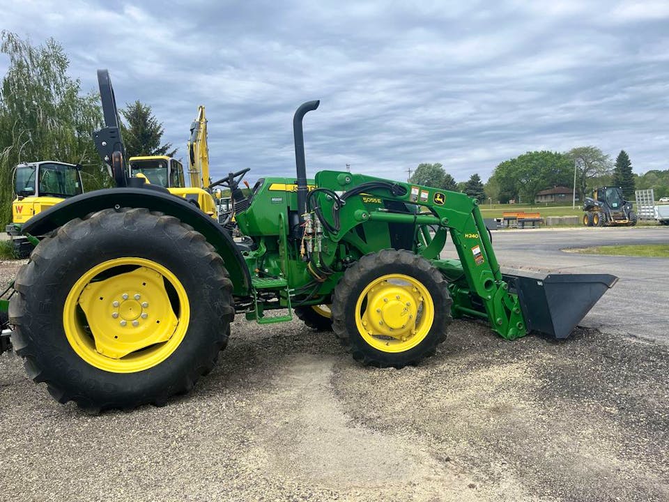 John Deere 5055E