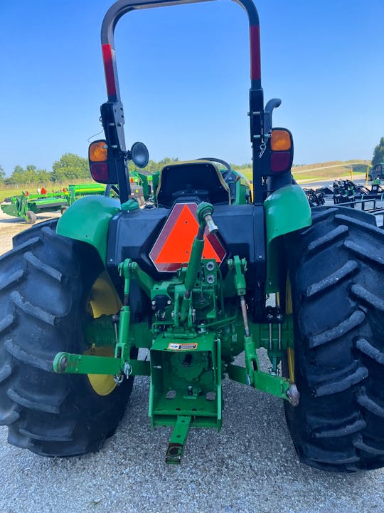 John Deere 5055E