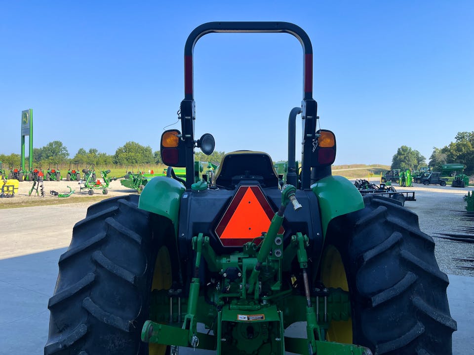 John Deere 5055E