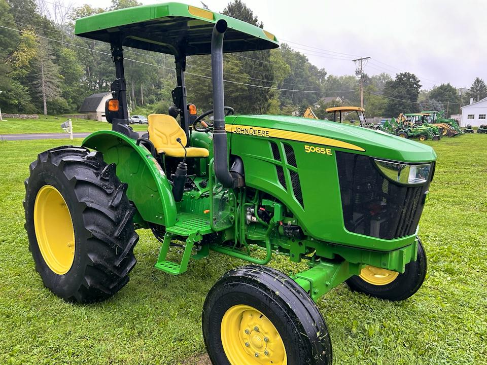 John Deere 5065E