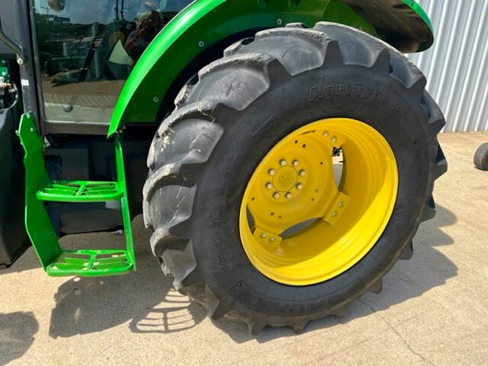 John Deere 5085E