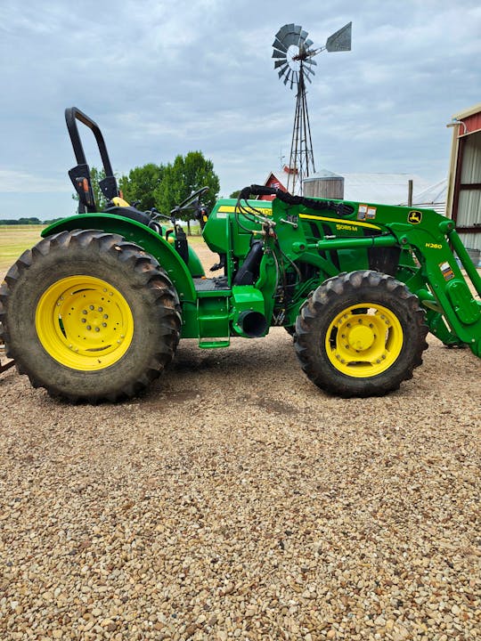 John Deere 5085M