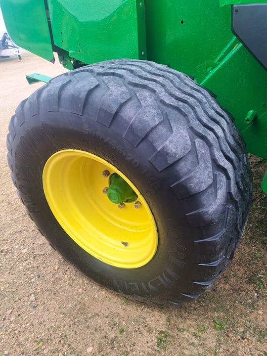 John Deere 854