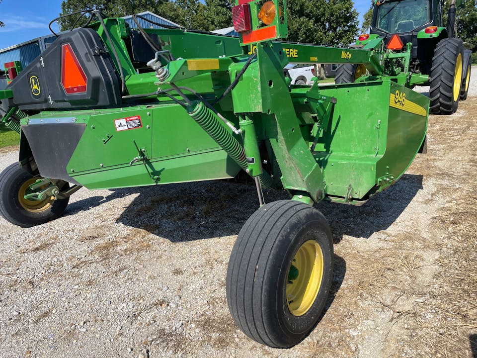 John Deere 946
