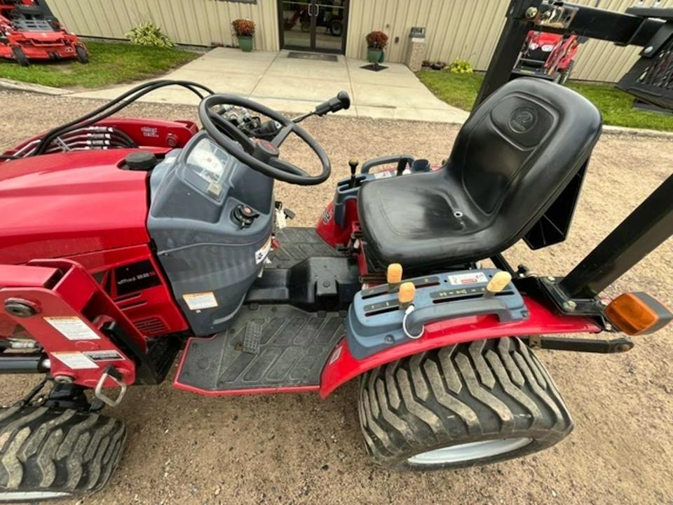 Mahindra EMAX 22
