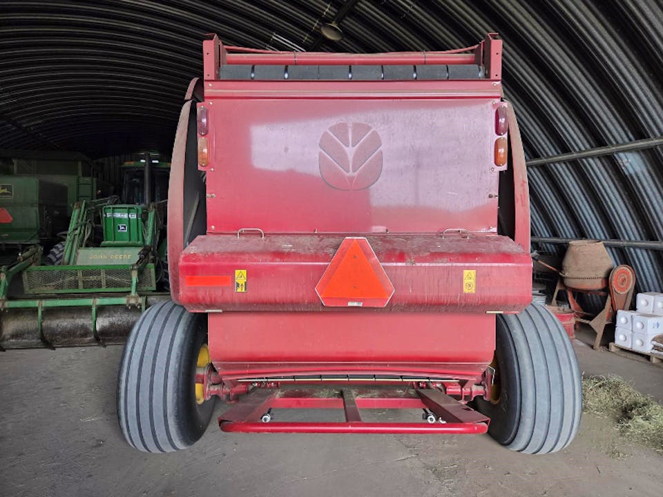 New Holland RB560
